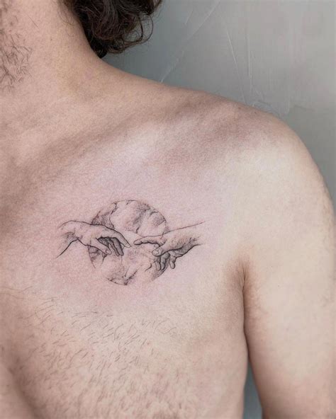 tatto pecho mujer|25 tatuajes en el pecho para mujer y hombre。